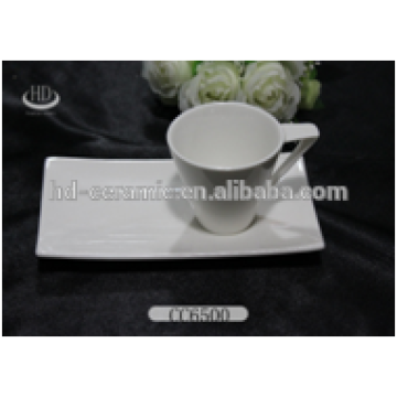 Taza y platillo de porcelana blanca